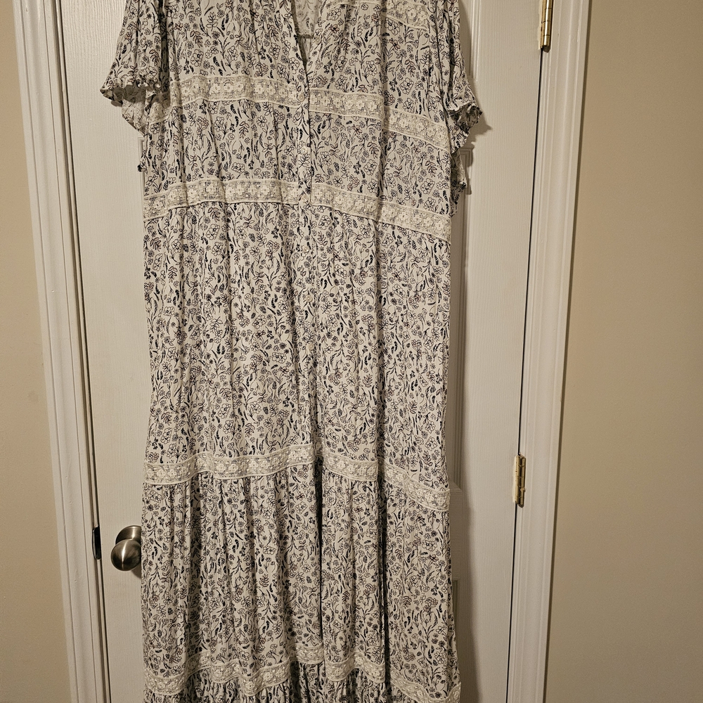 Torrid Cream and Gray Floral Maxi Dress 5 5X 28